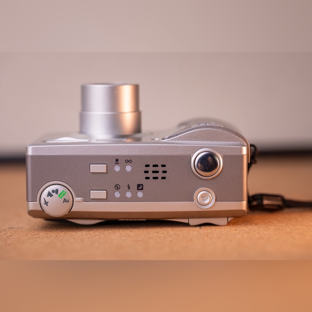 Hewlett Packard PhotoSmart 935 5.3MP 21x Zoom Digital Camera - Picture 6 of 11